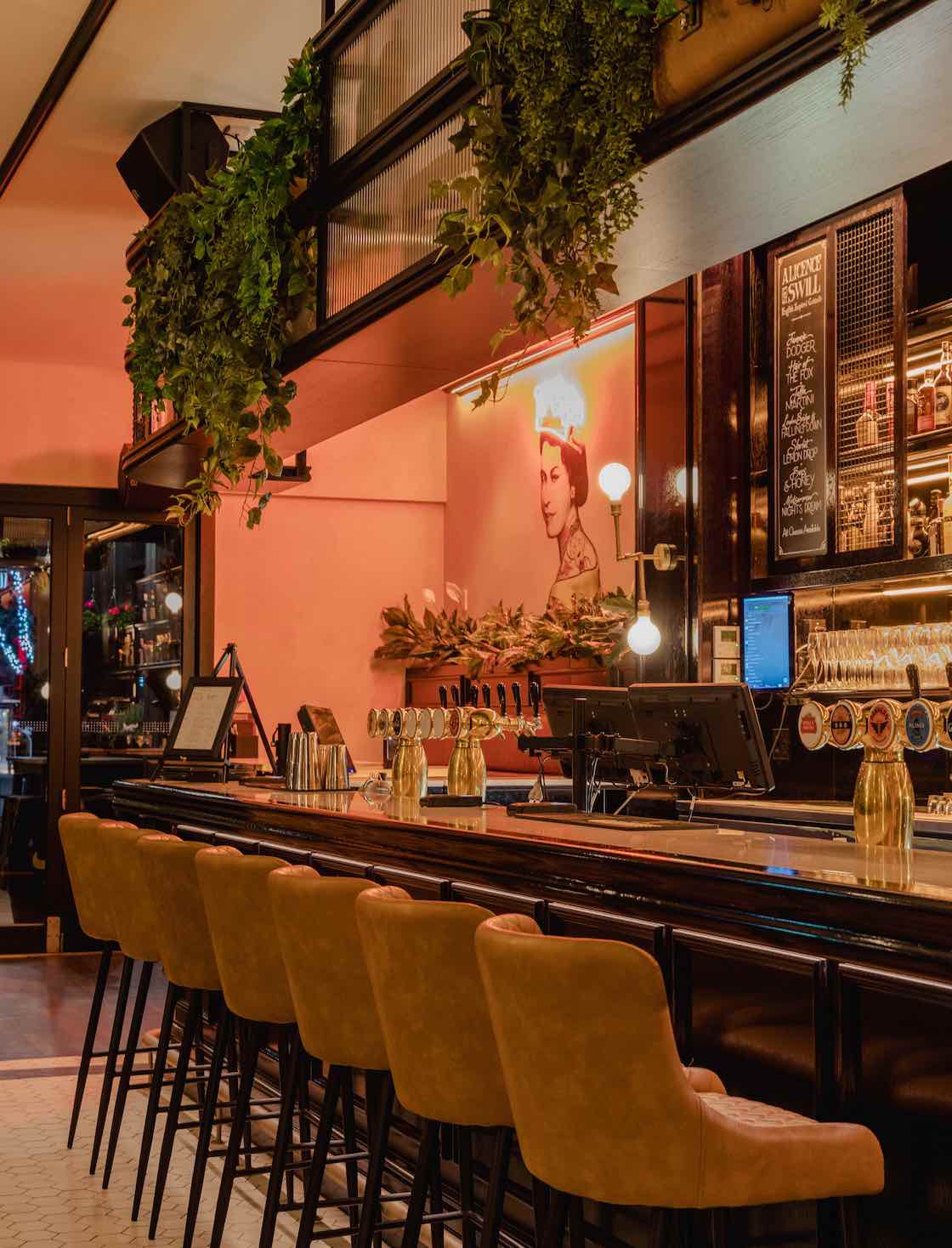 London Themed Bar Counter for The Fox